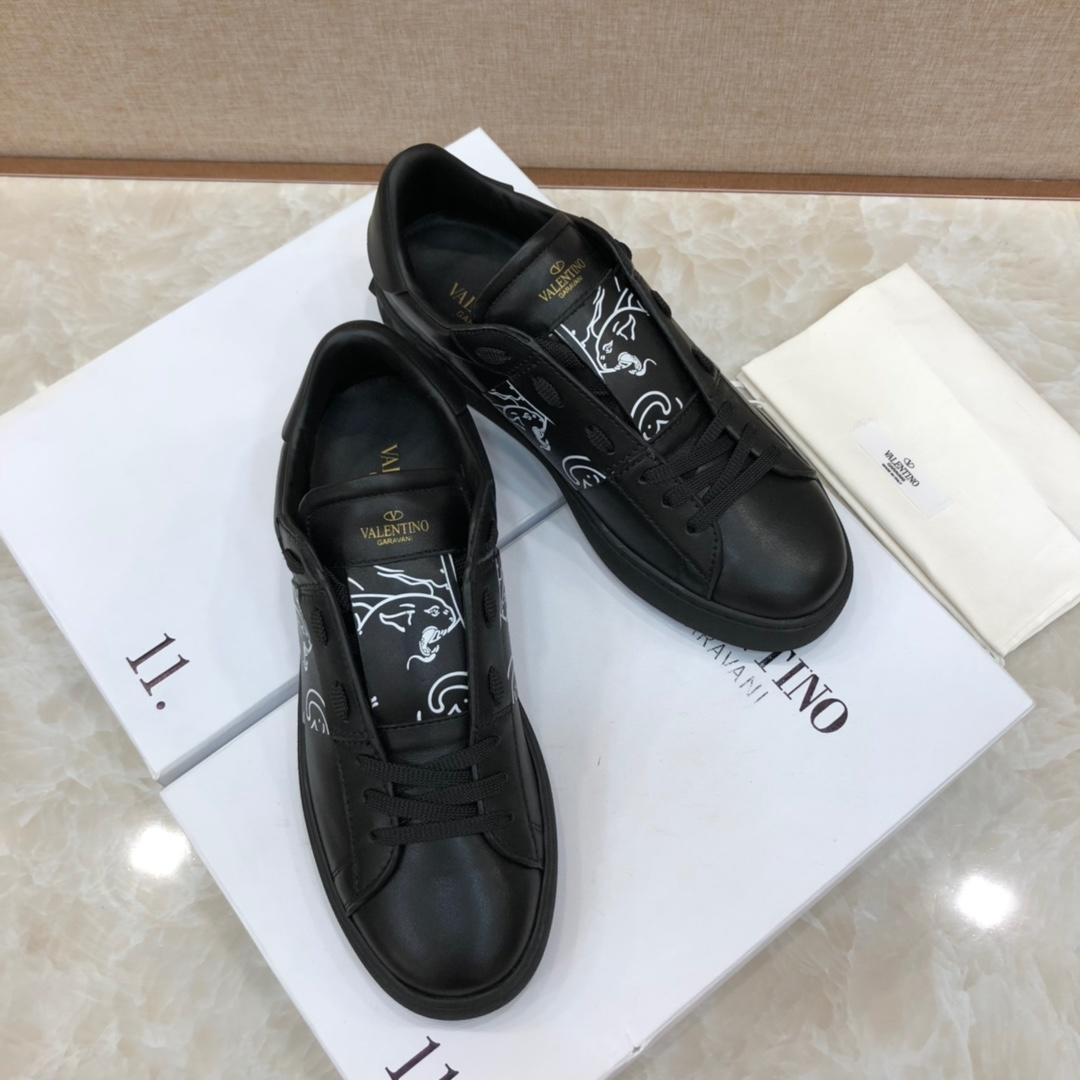 Valentino Perfect Quality Sneakers Black and white print with black sole MS071454