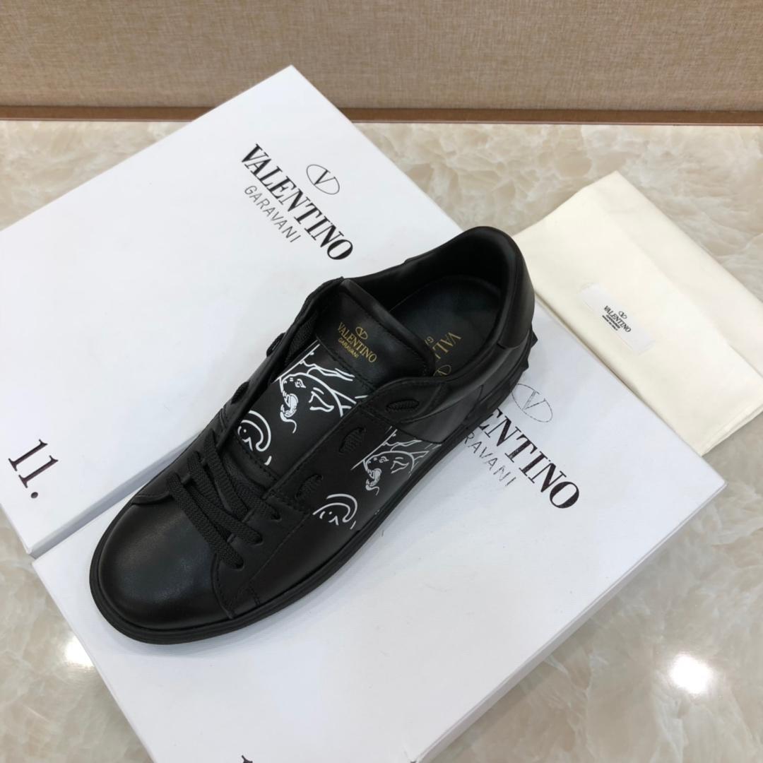 Valentino Perfect Quality Sneakers Black and white print with black sole MS071454