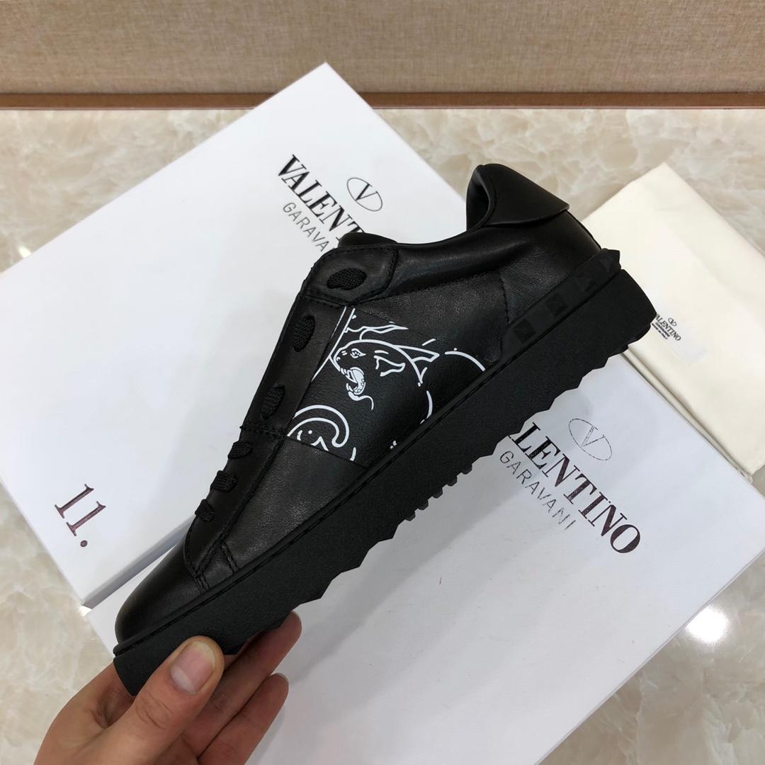 Valentino Perfect Quality Sneakers Black and white print with black sole MS071454