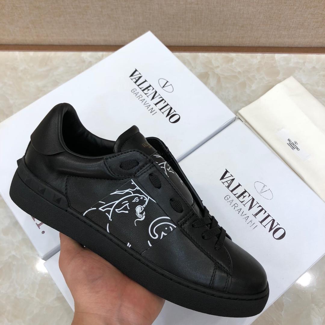 Valentino Perfect Quality Sneakers Black and white print with black sole MS071454