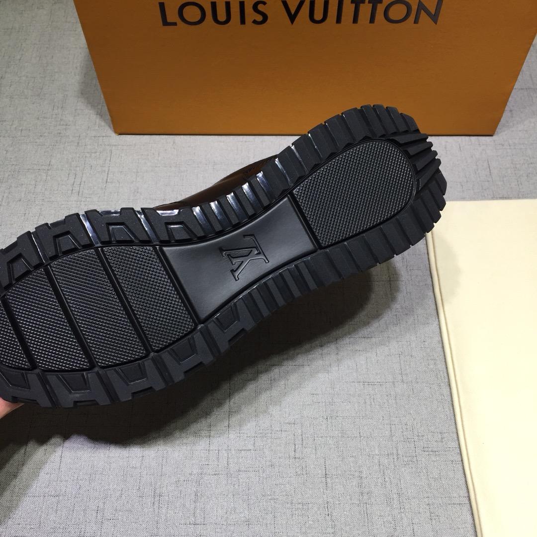 lv Perfect Quality Sneakers Black and gold LV logo with black sole MS071040