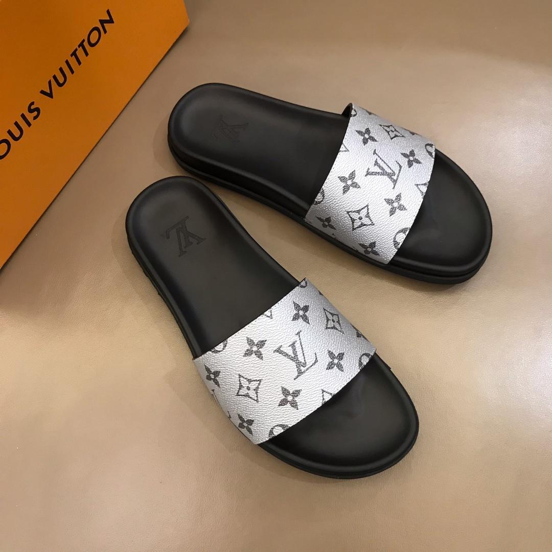 Louis Vuittion Slippers with LV design in silver rubber MS021022