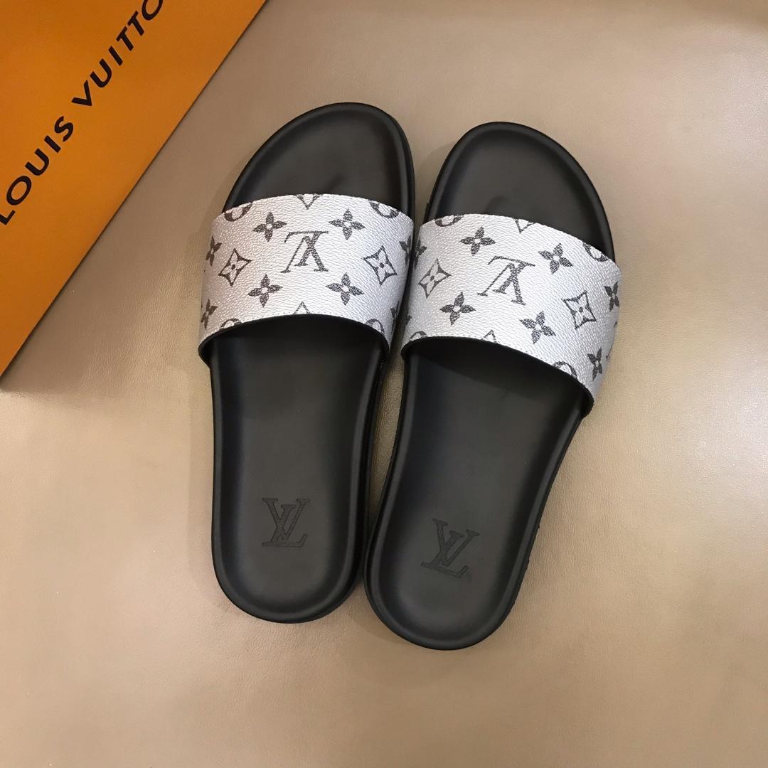 Louis Vuittion Slippers with LV design in silver rubber MS021022