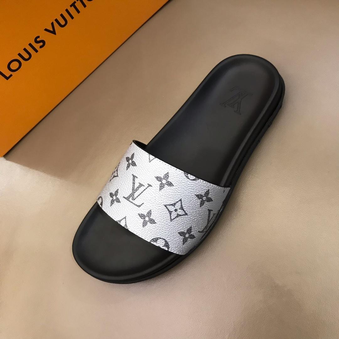 Louis Vuittion Slippers with LV design in silver rubber MS021022