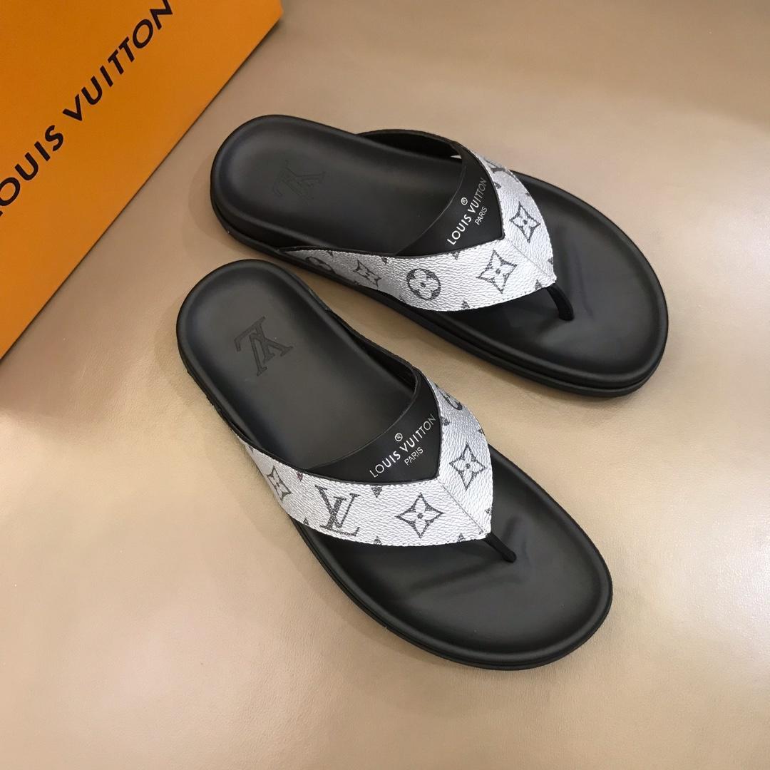 Louis Vuittion flip flop with LV design in silver rubber MS021021