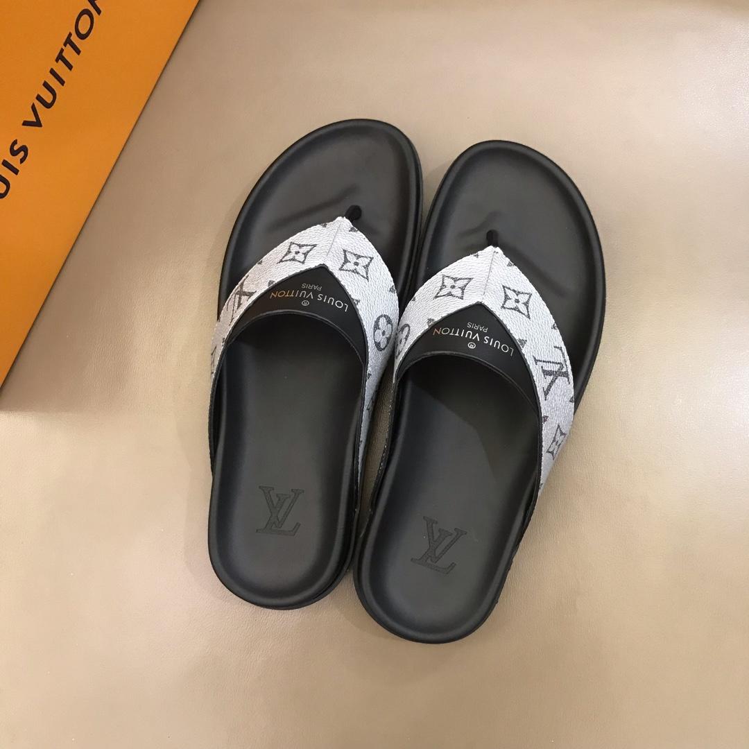 Louis Vuittion flip flop with LV design in silver rubber MS021021