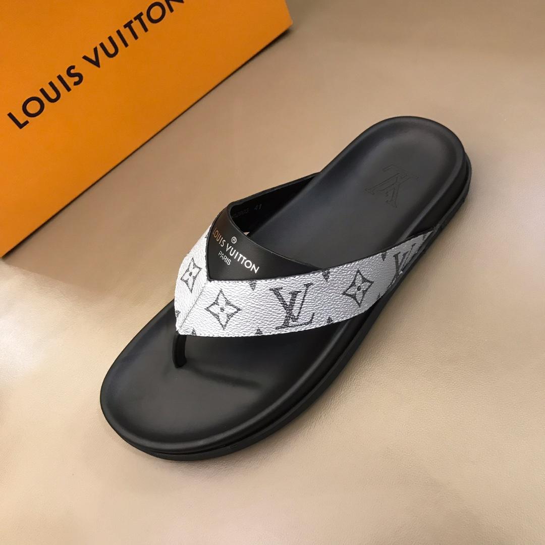 Louis Vuittion flip flop with LV design in silver rubber MS021021