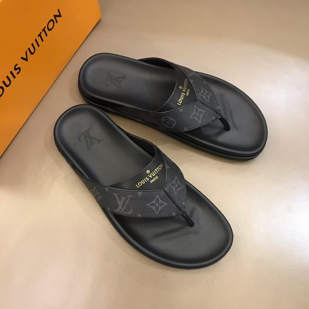 Louis Vuittion black Slippers with LV design in rubber MS021023