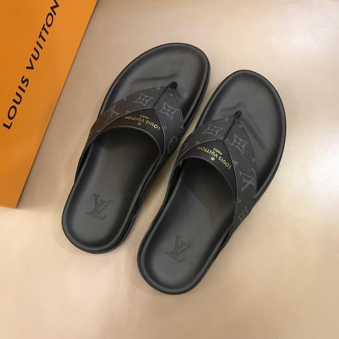 Louis Vuittion black Slippers with LV design in rubber MS021023