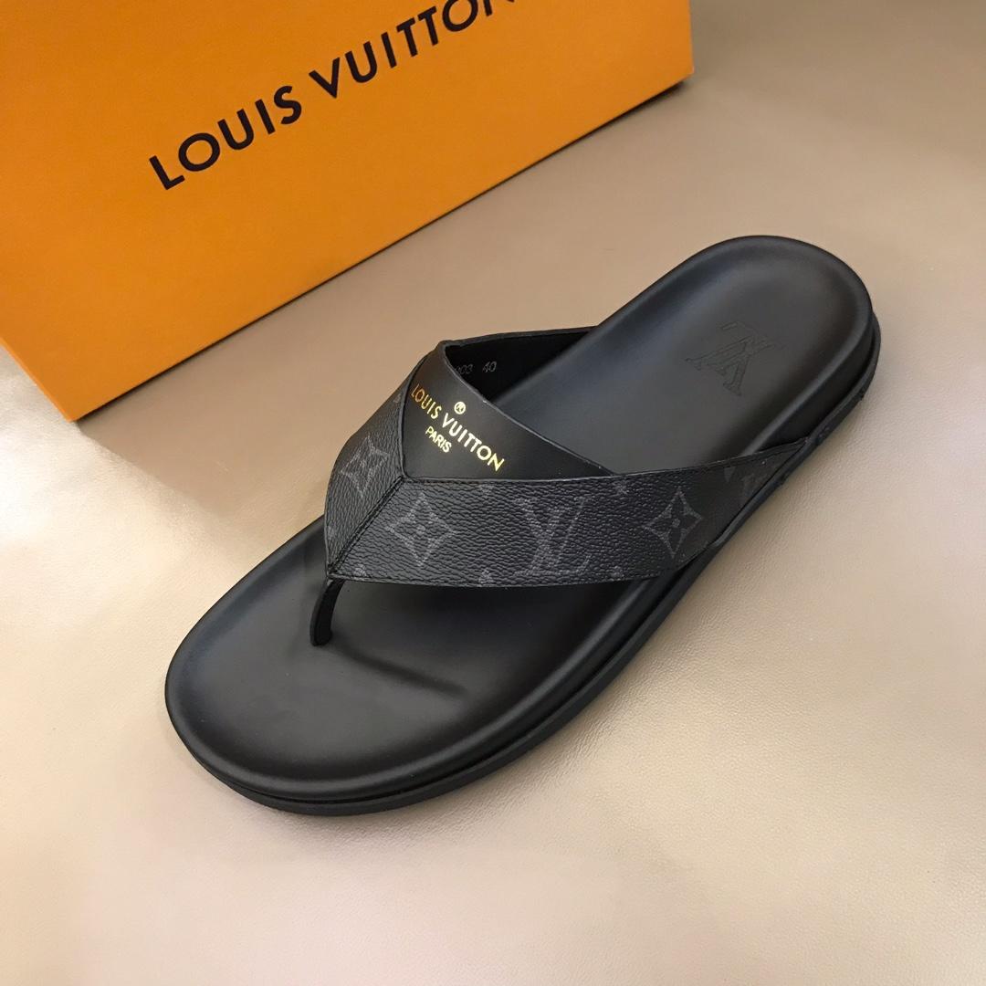 Louis Vuittion black Slippers with LV design in rubber MS021023