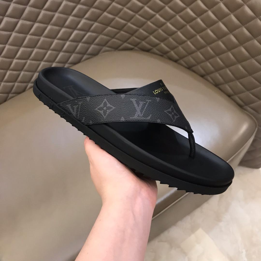 Louis Vuittion black Slippers with LV design in rubber MS021023