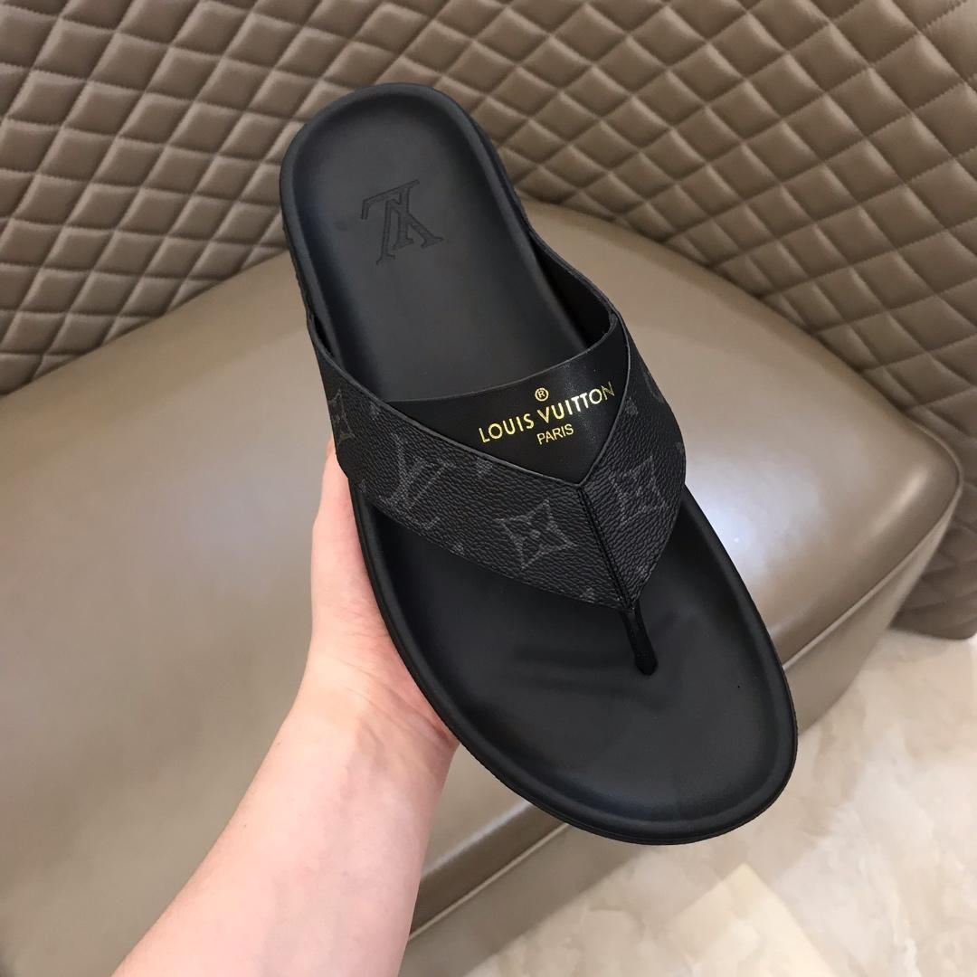 Louis Vuittion black Slippers with LV design in rubber MS021023