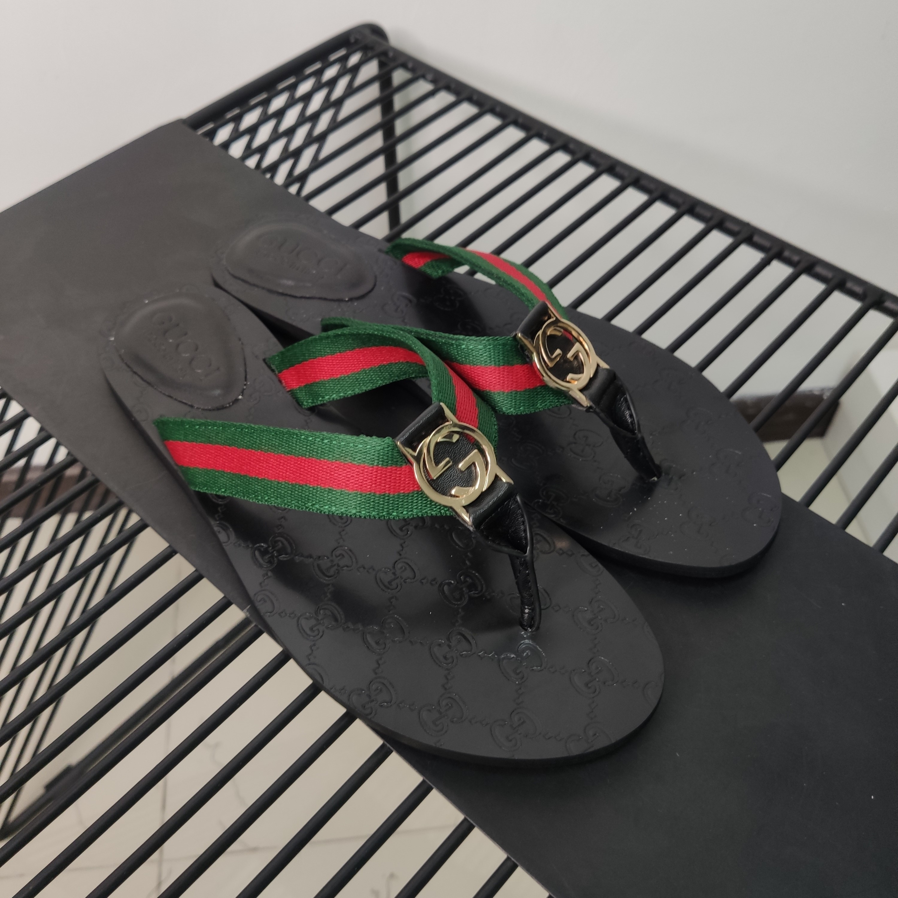 High Quality Gucci Web strap thong sandal Green and red Web nylon strap with black leather detail OF_DC210557A449