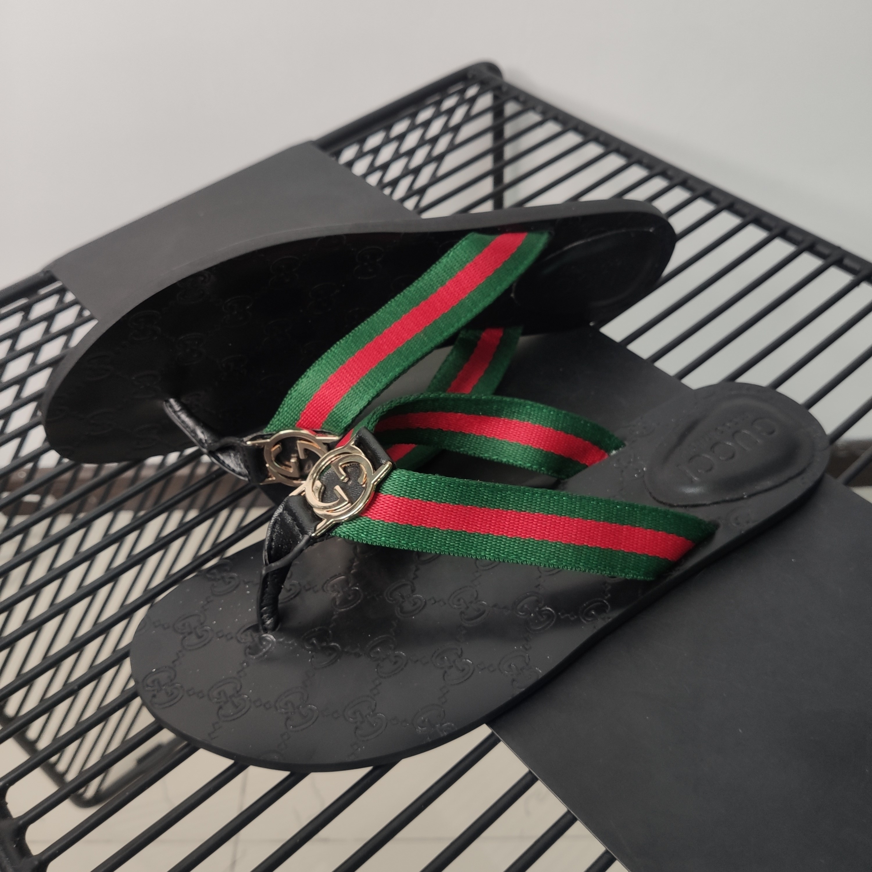 High Quality Gucci Web strap thong sandal Green and red Web nylon strap with black leather detail OF_DC210557A449