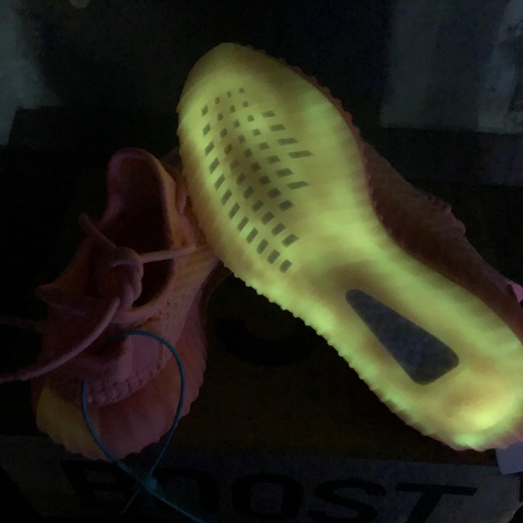 High Quality ADIDAS YEEZY BOOST 350 V2 GLOW IN THE DARK Sneaker DZH00A014