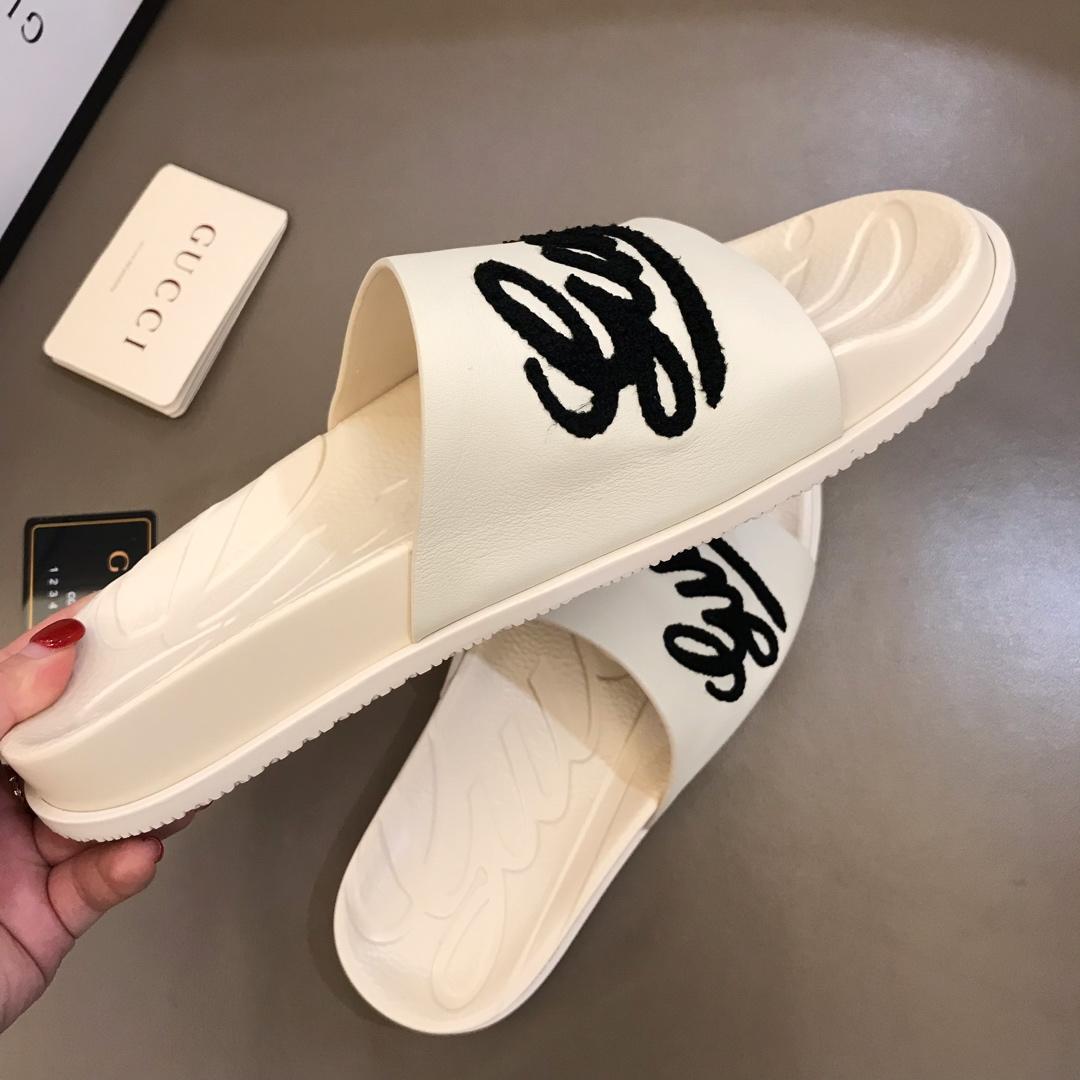 Gucci white Slippers with black gucci design MS02666