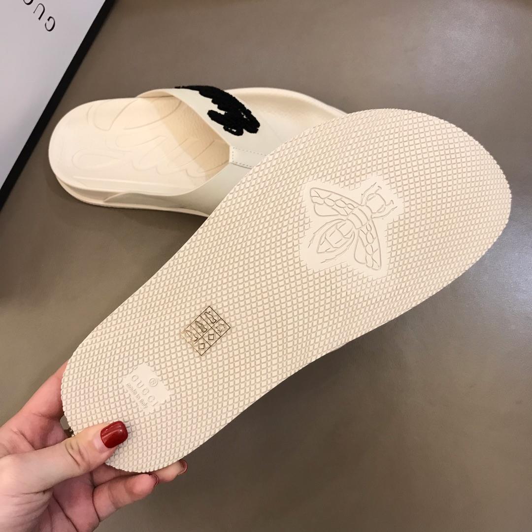 Gucci white Slippers with black gucci design MS02664