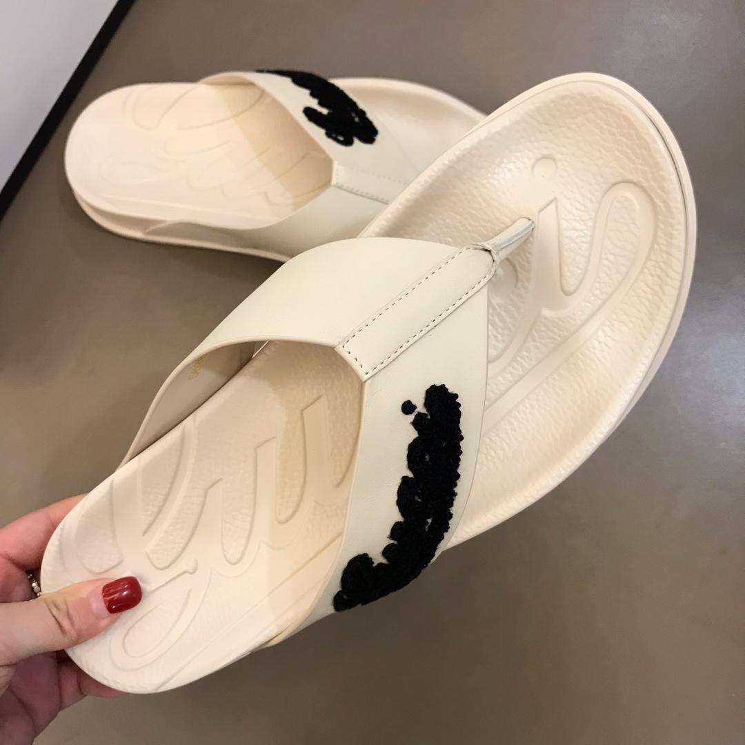 Gucci white Slippers with black gucci design MS02664