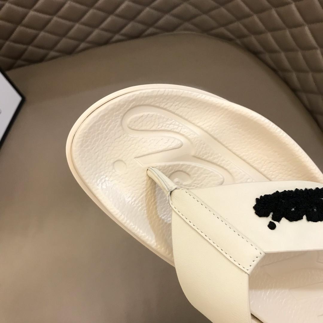 Gucci white Slippers with black gucci design MS02664