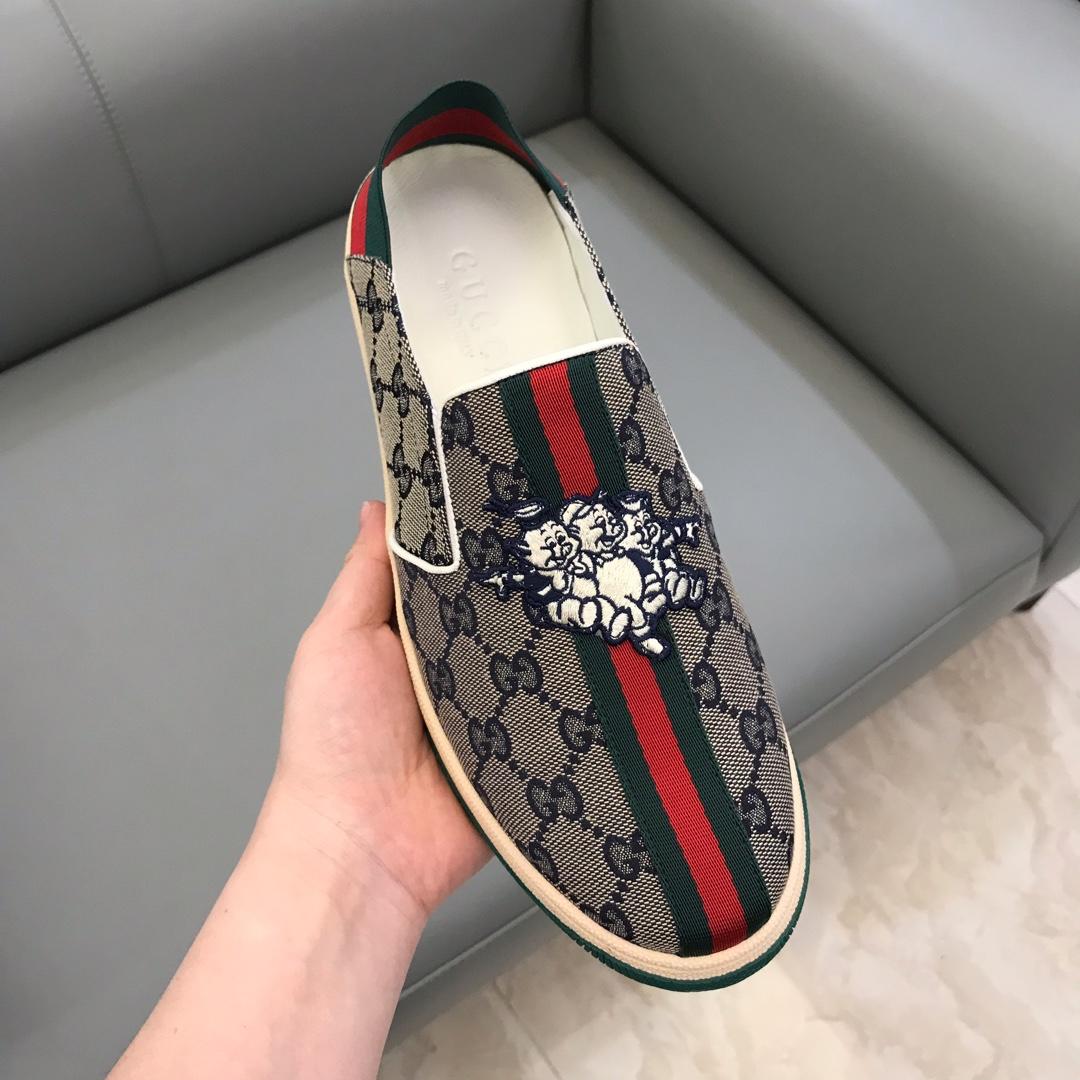 Gucci Perfect Quality Sneakers Grey and Disney piggy embroidery with beige soles MS02712