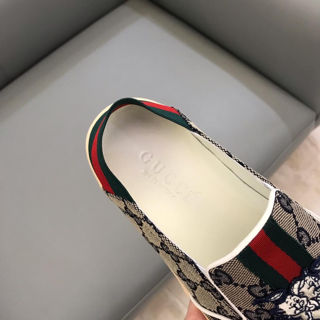 Gucci Perfect Quality Sneakers Grey and Disney piggy embroidery with beige soles MS02712