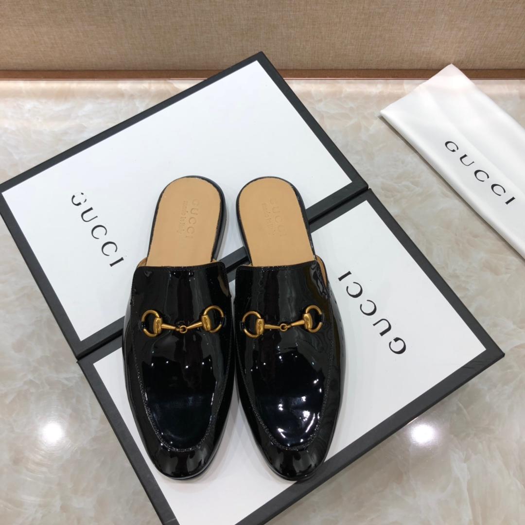 Gucci black bright leather slipper with golden button MS07513