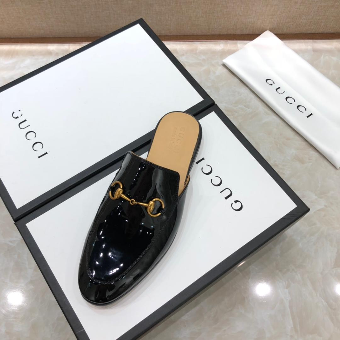 Gucci black bright leather slipper with golden button MS07513