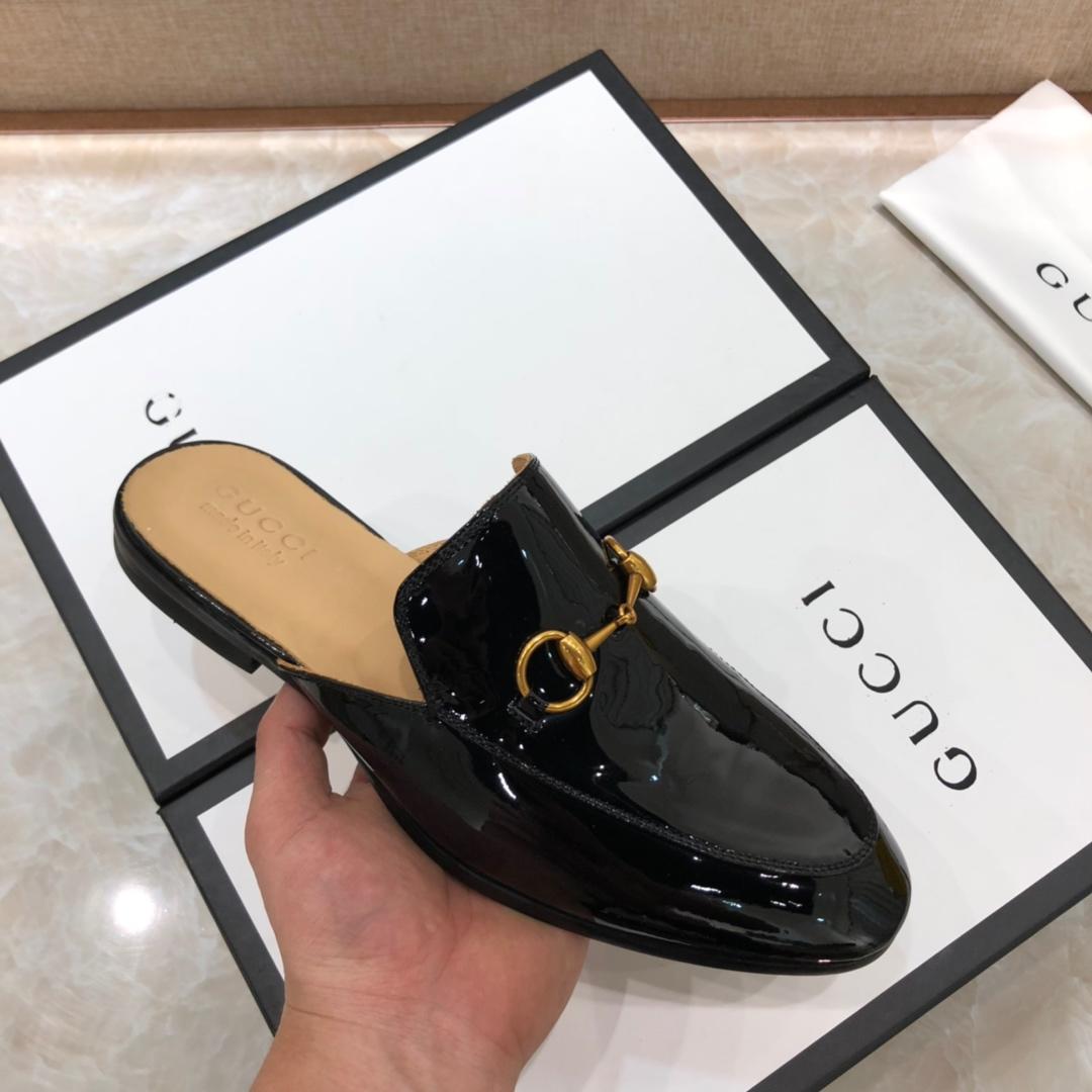 Gucci black bright leather slipper with golden button MS07513