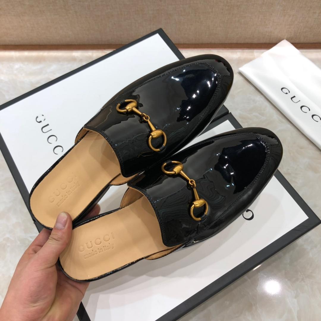 Gucci black bright leather slipper with golden button MS07513