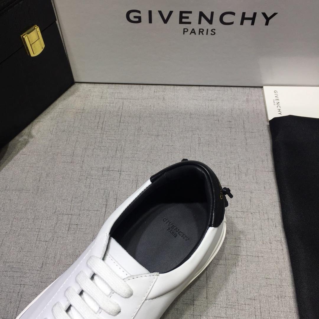 Givenchy Fashion Sneakers White and white rubber sole with black heel MS07455