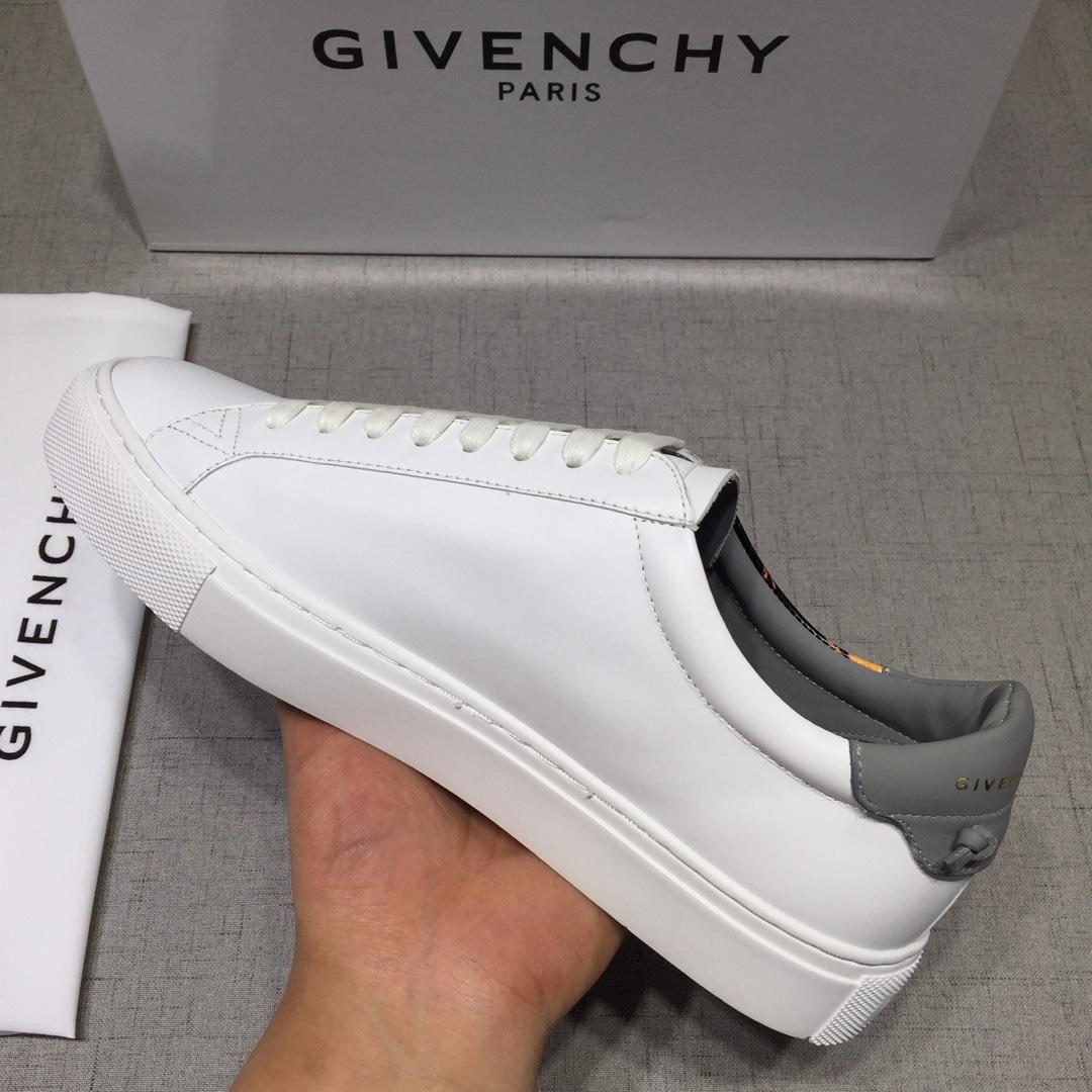 Givenchy Fashion Sneakers White and Lion print with grey heel MS07444