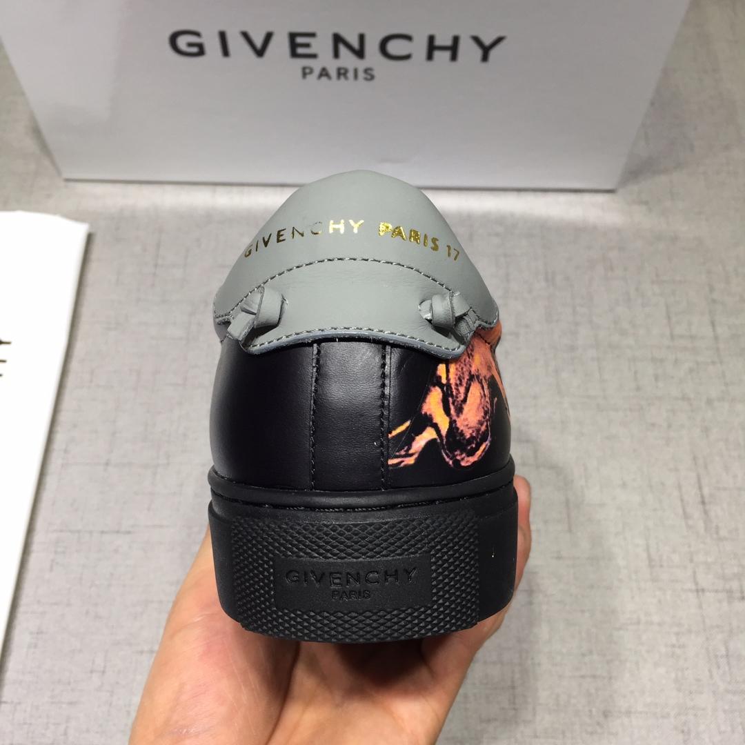 Givenchy Fashion Sneakers Black and Lion print with grey heel MS07445