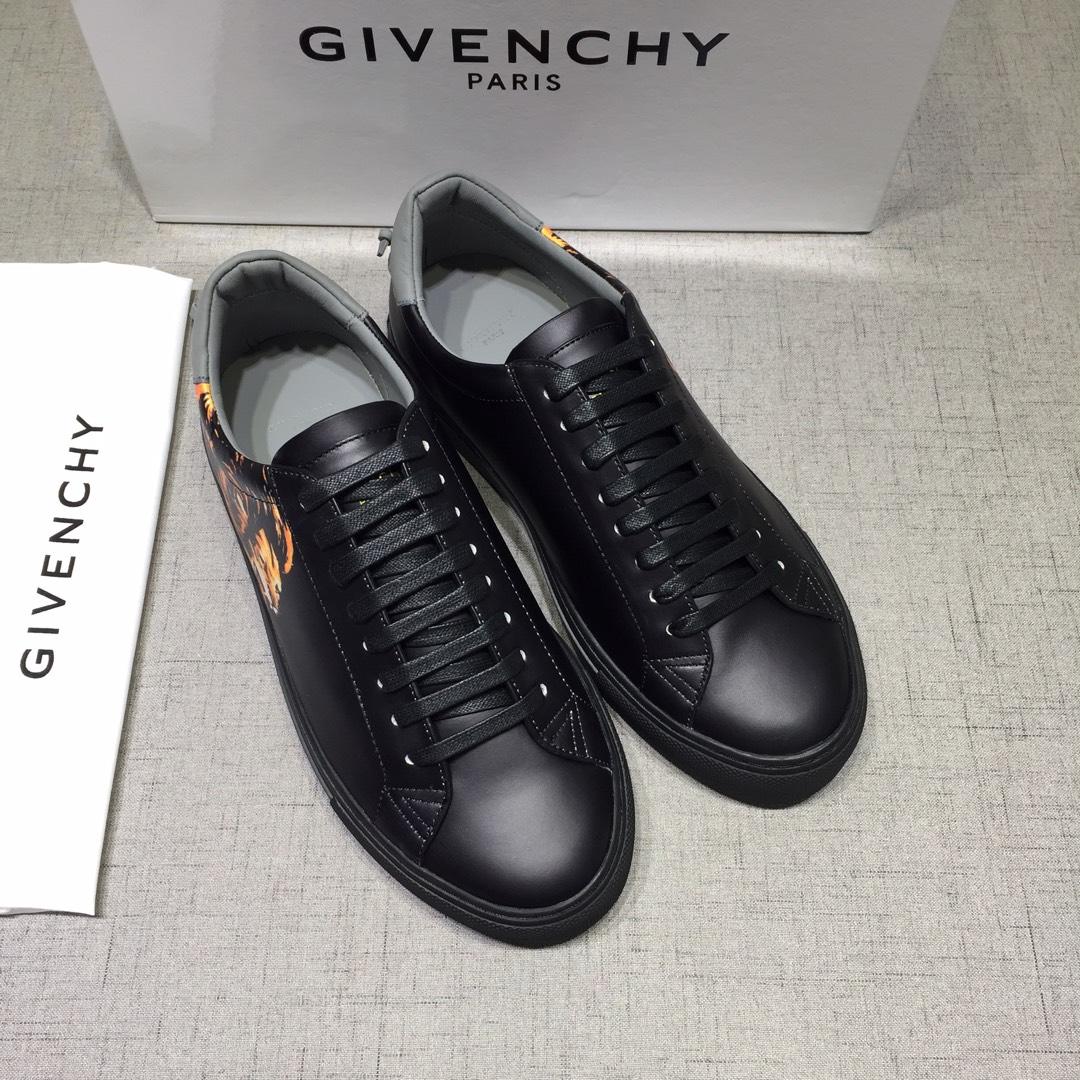 Givenchy Fashion Sneakers Black and Lion print with grey heel MS07445