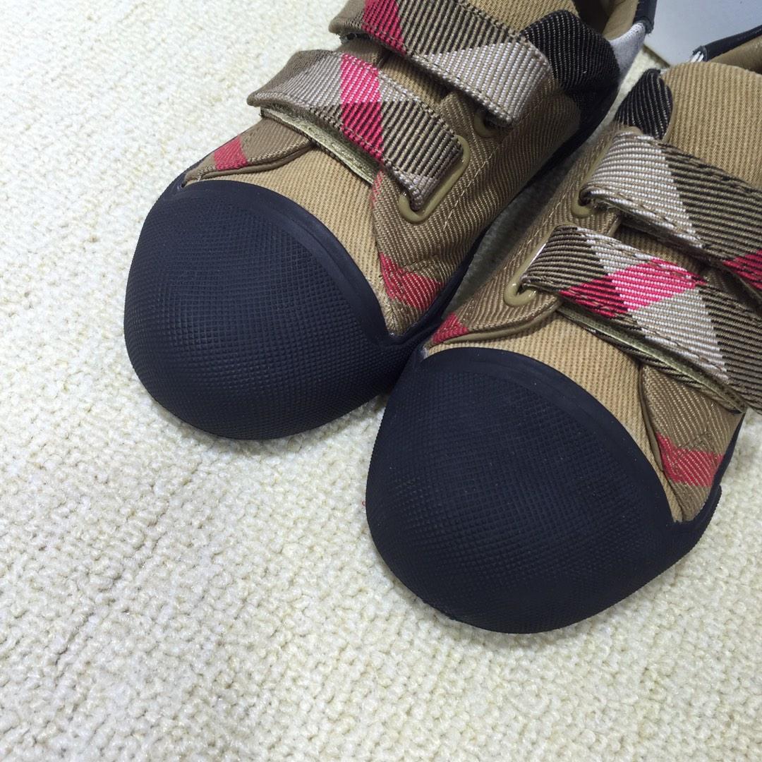 Burberry Vintage Check and Sneakers BS01042
