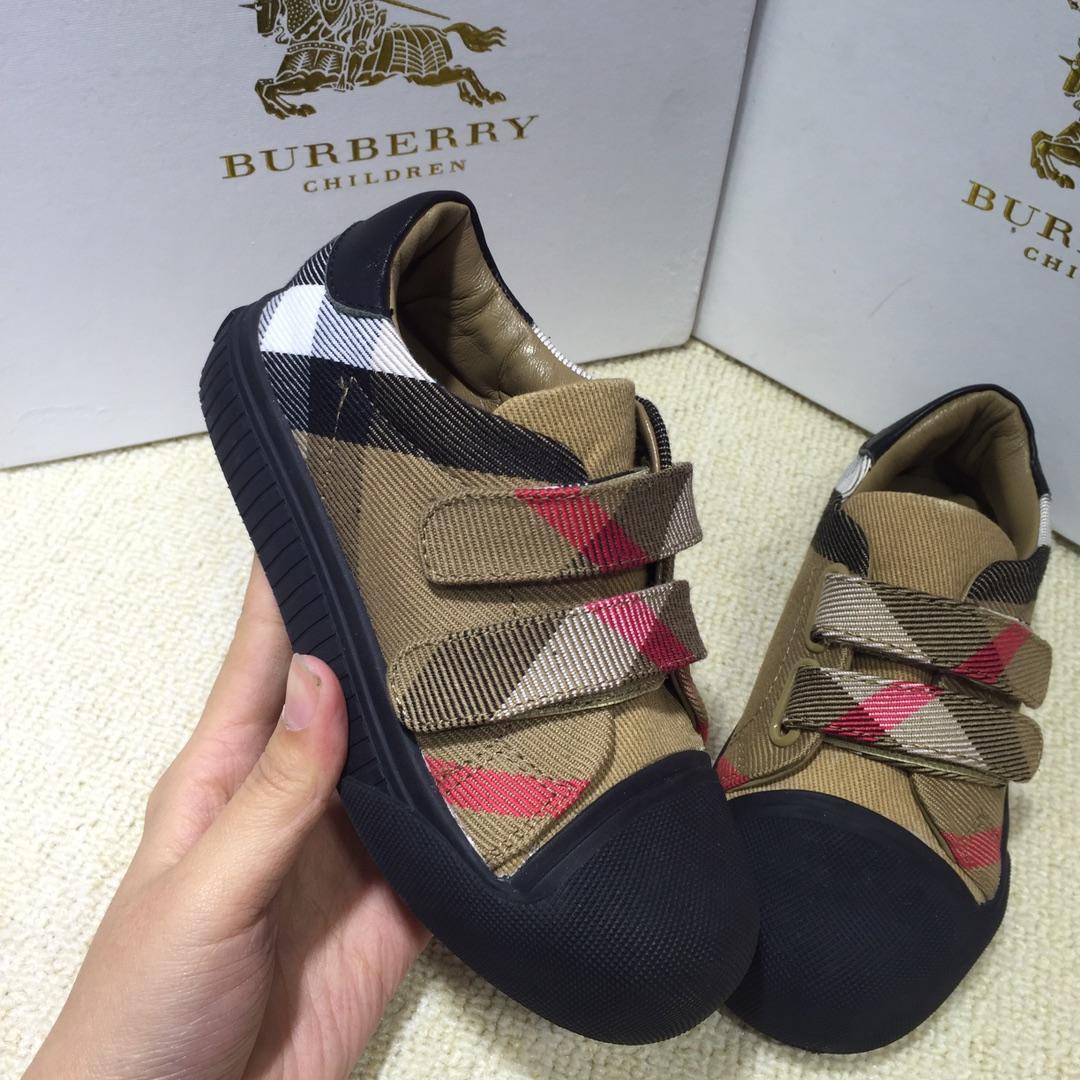 Burberry Vintage Check and Sneakers BS01042