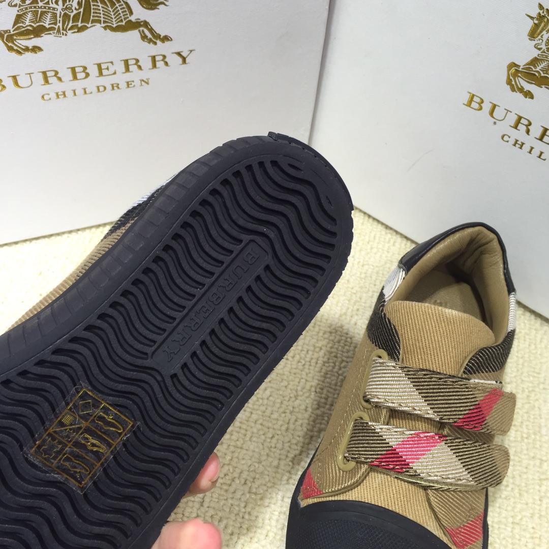 Burberry Vintage Check and Sneakers BS01042