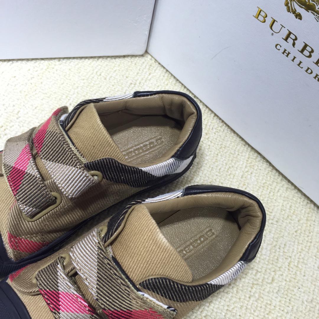 Burberry Vintage Check and Sneakers BS01042