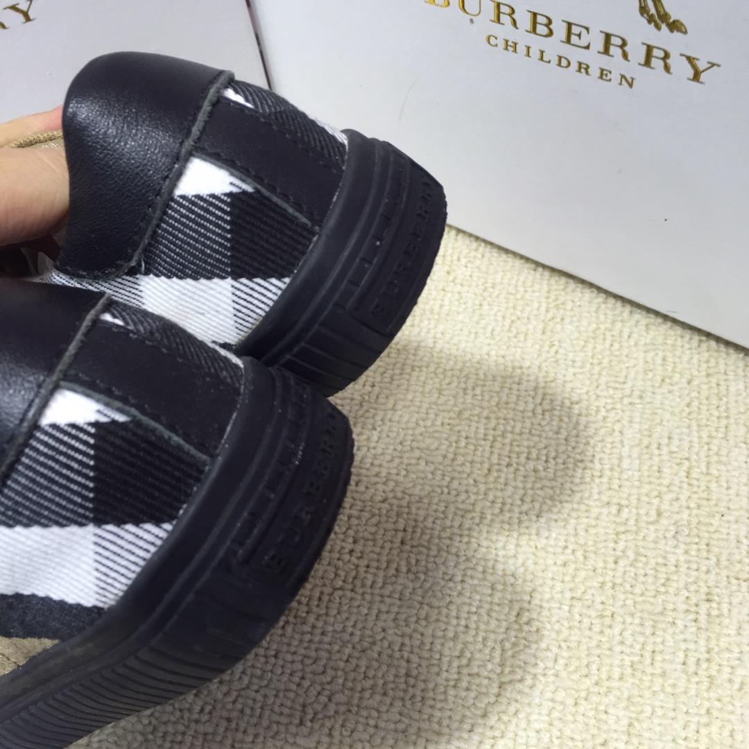 Burberry Vintage Check and Sneakers BS01042