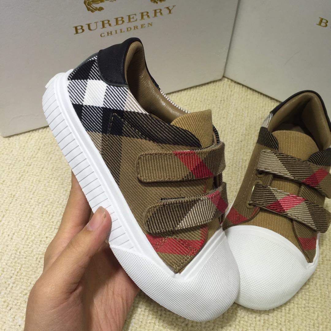 Burberry Vintage Check and Sneakers BS01041