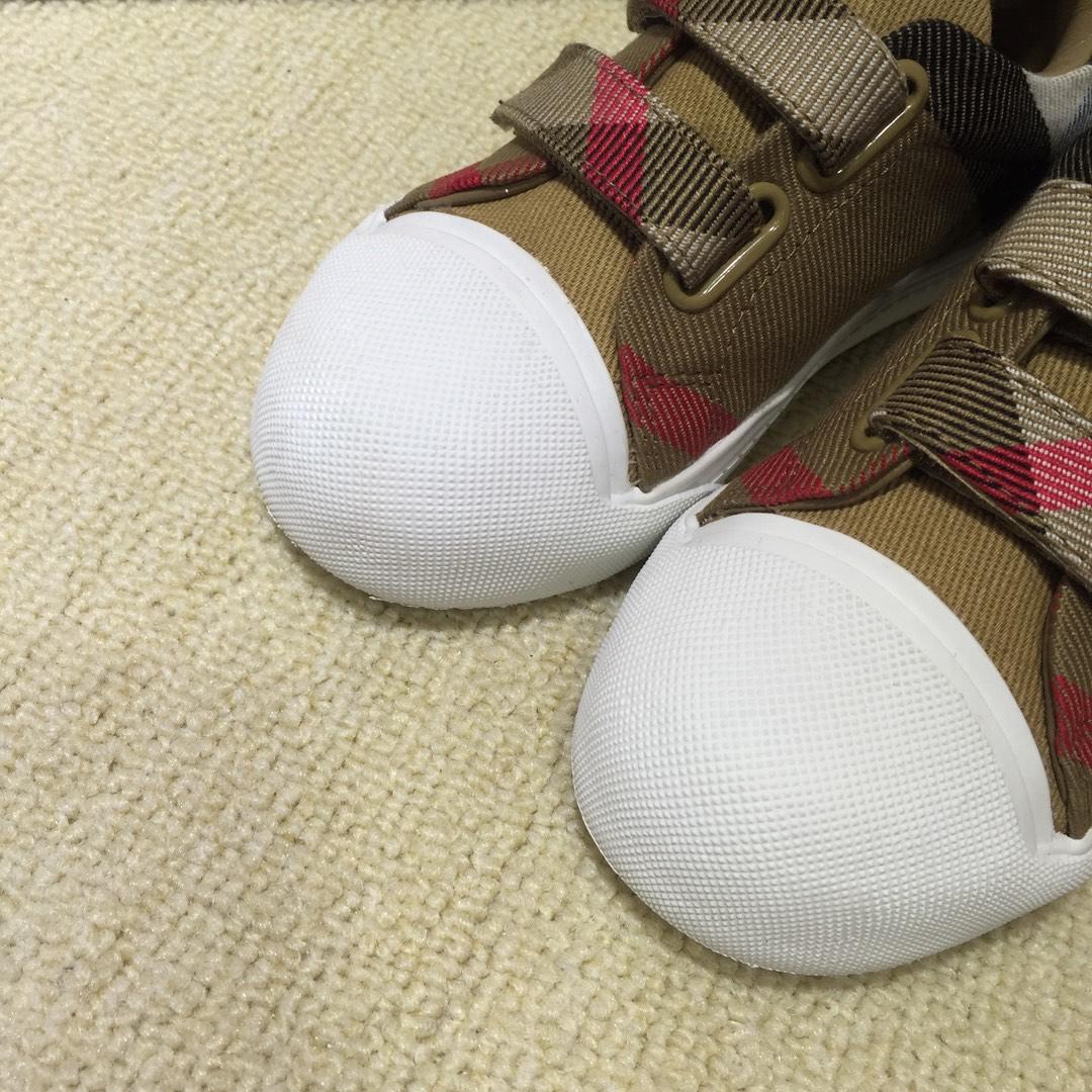 Burberry Vintage Check and Sneakers BS01041