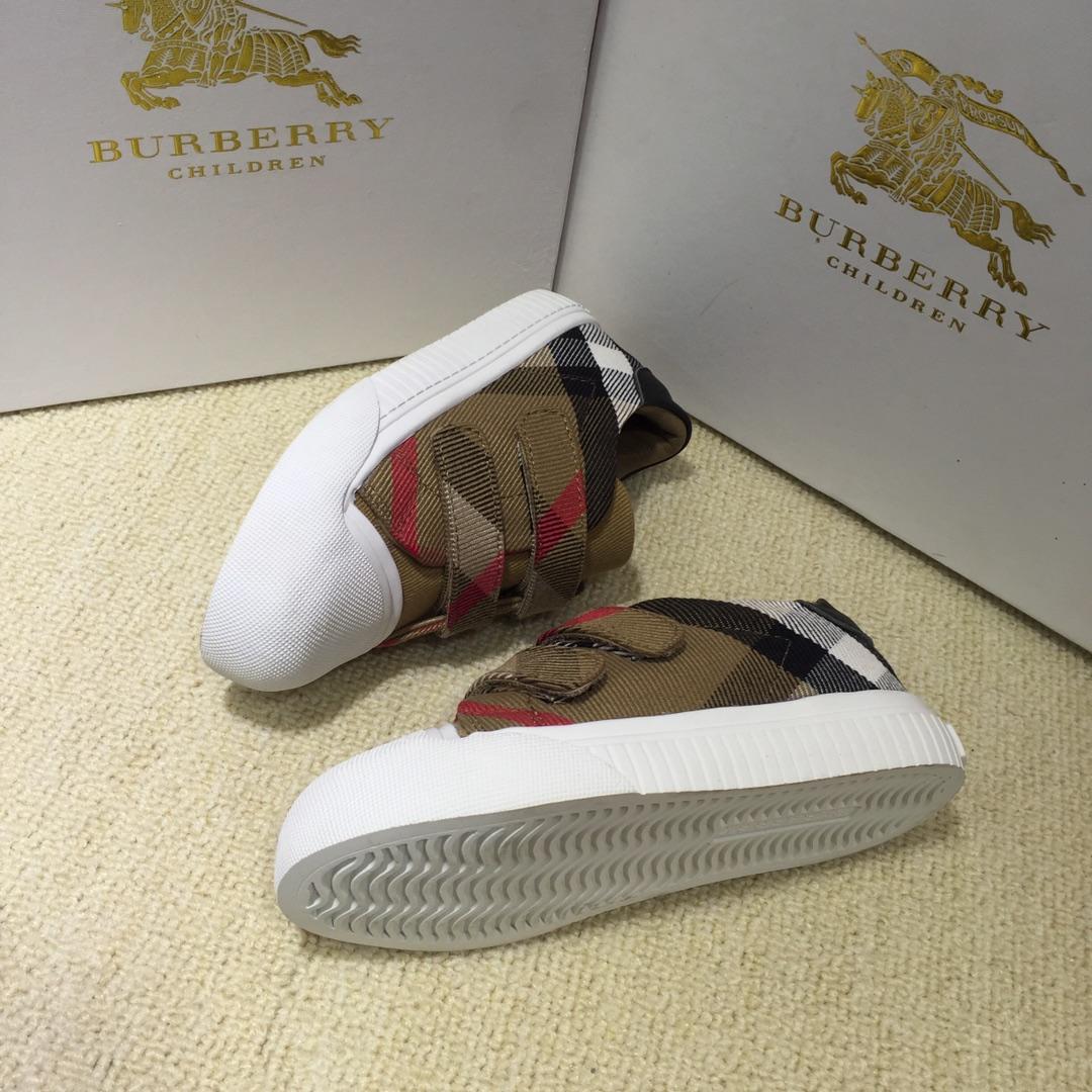 Burberry Vintage Check and Sneakers BS01041