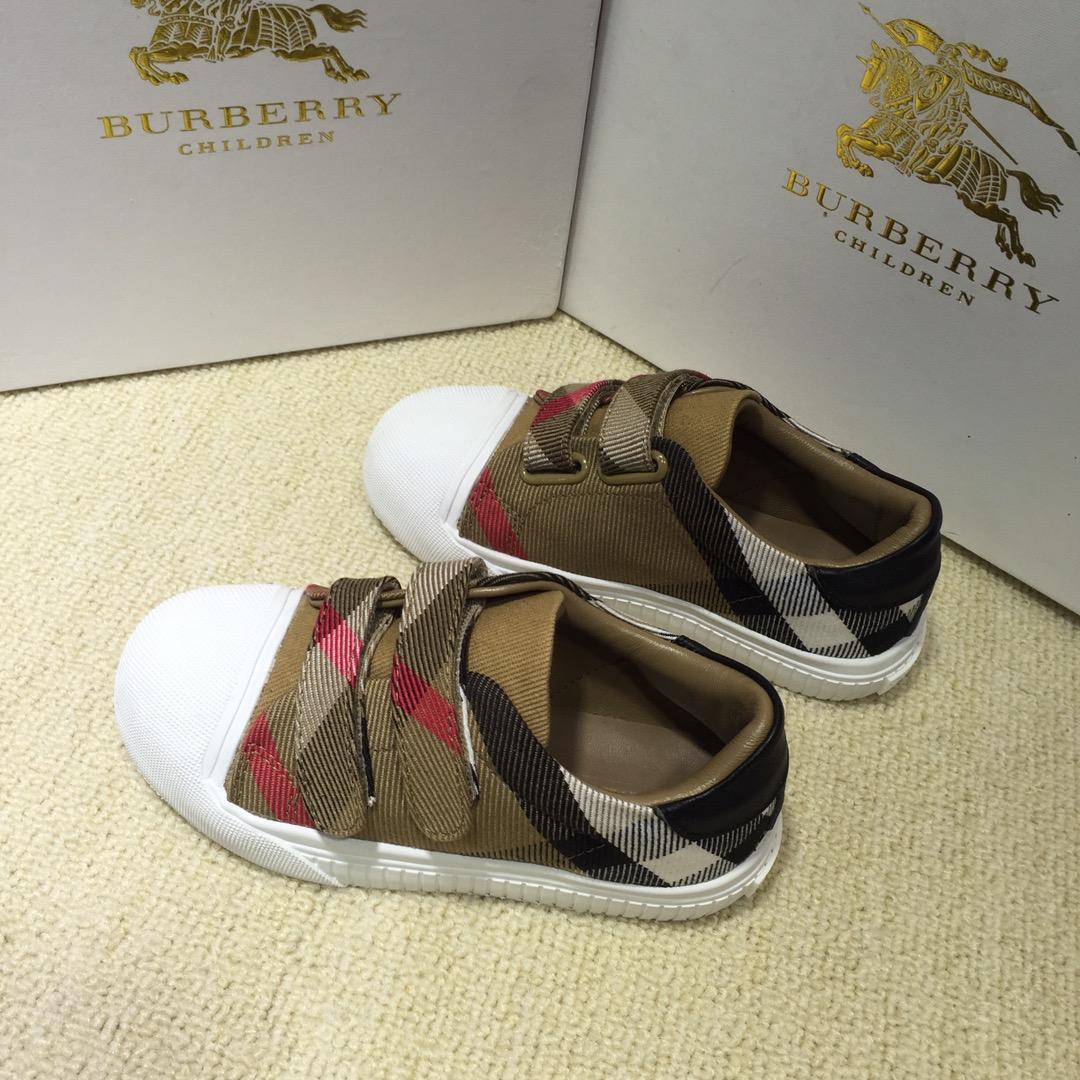 Burberry Vintage Check and Sneakers BS01041