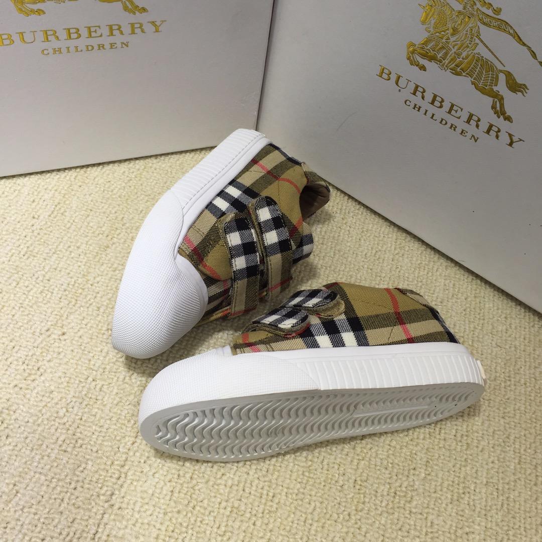 Burberry Vintage Check and Sneakers BS01040