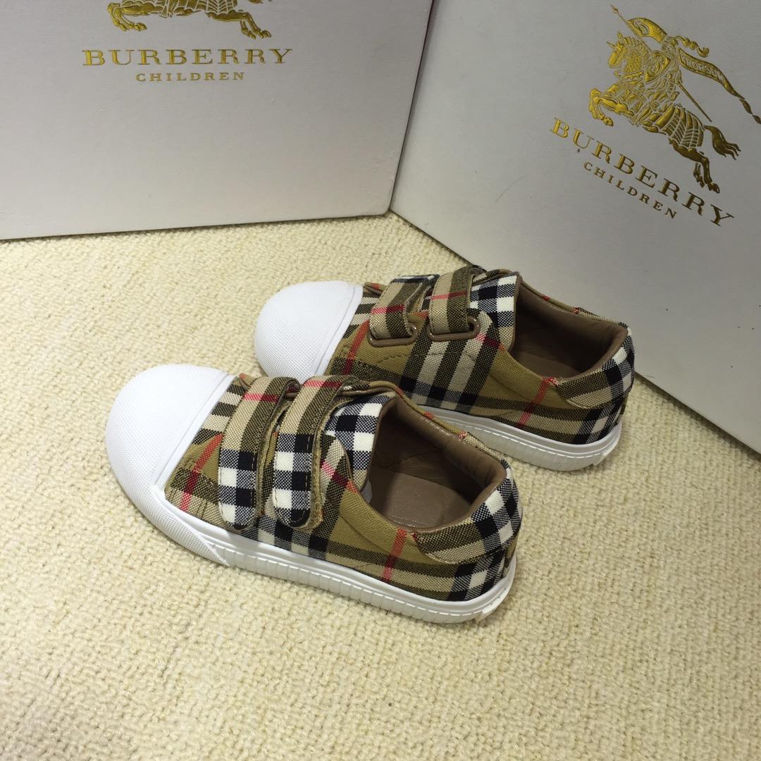 Burberry Vintage Check and Sneakers BS01040