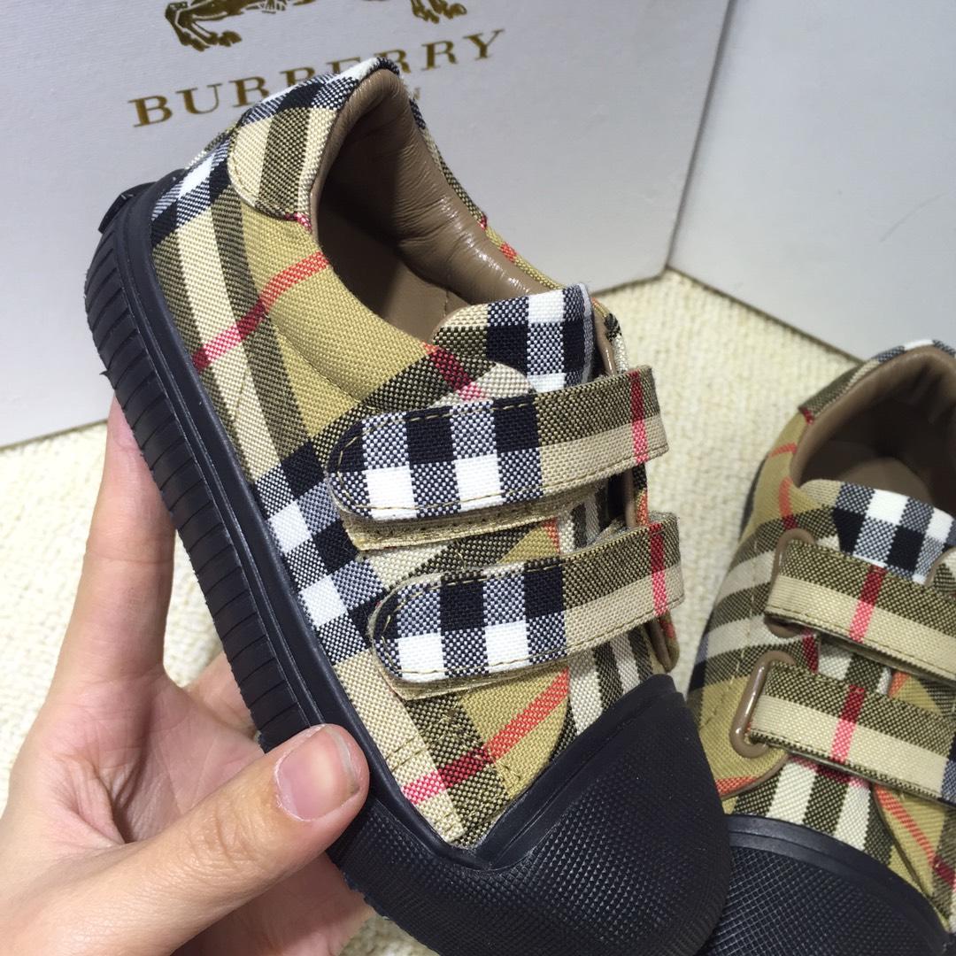 Burberry Vintage Check and Sneakers BS01039
