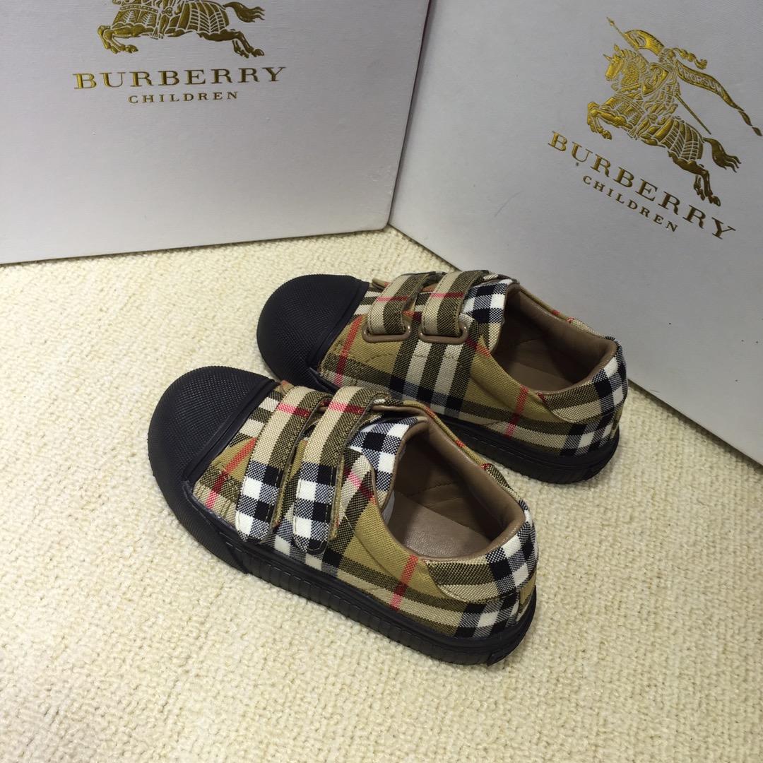 Burberry Vintage Check and Sneakers BS01039