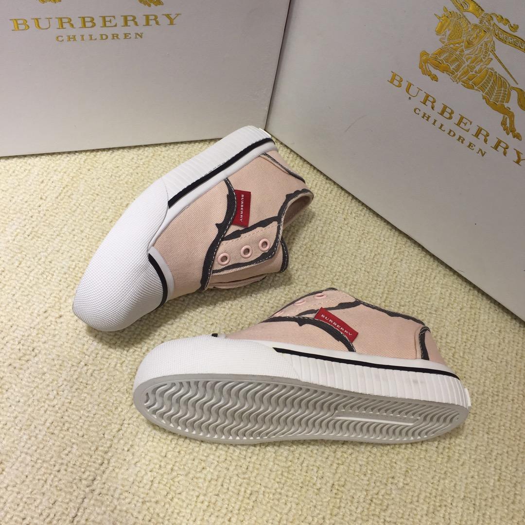 Burberry Vintage Check and Sneakers BS01037