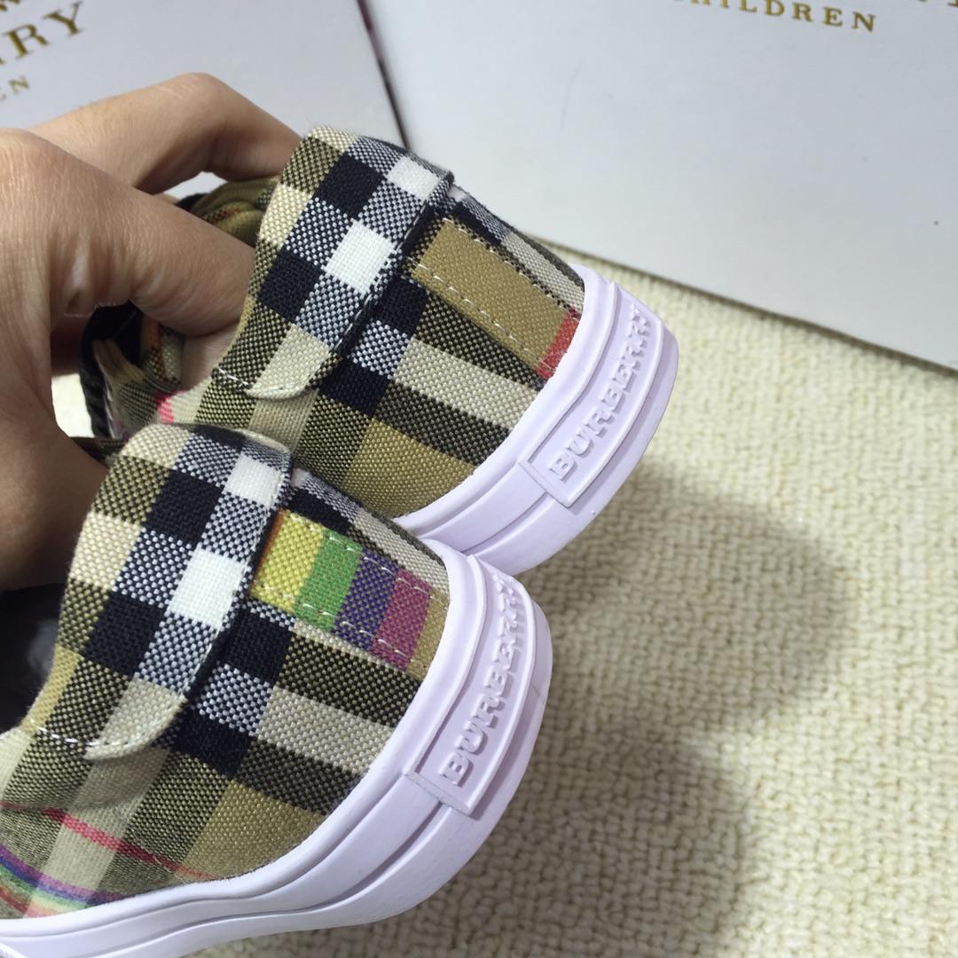Burberry Vintage Check and Sneakers BS01036