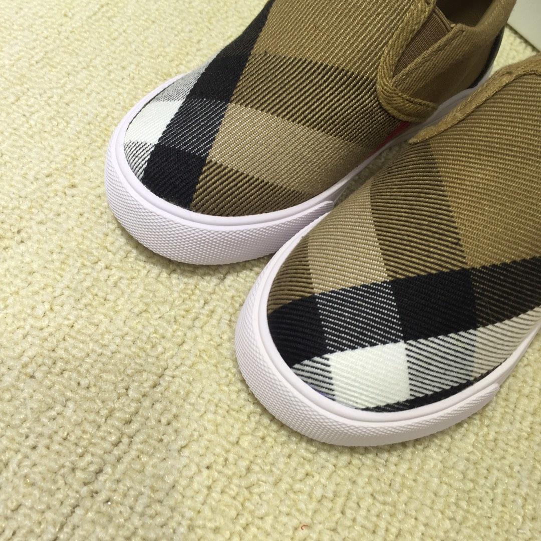 Burberry Vintage Check and Sneakers BS01035