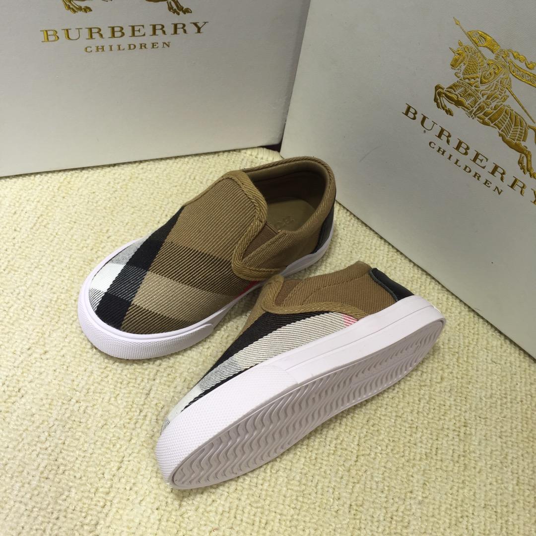 Burberry Vintage Check and Sneakers BS01035